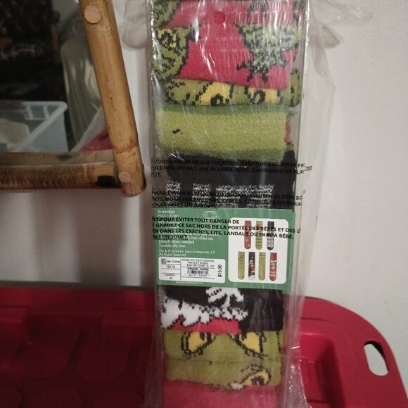 The Grinch Men s 7 Days of Cozy Crew Socks - Assorted Size 6-12 - Picture 4 of 6